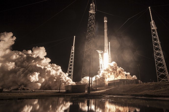 Vypustenie rakety Falcon 9 z Mysu Canaveral na Floride v v pondelok nášho času. Foto - TASR/AP
