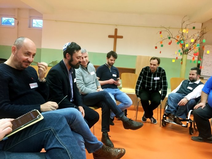 Imám Mohamed Hasna, rabín Míša Kapustin a evanjelický teológ František Ábel s pedagógmi a so študentmi evanjelického gymnázia v Bratislave. Foto – Andrej Bán