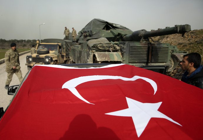 Tureckí vojaci sa pripravujú na boj s kurdskými jednotkami. Foto - AP