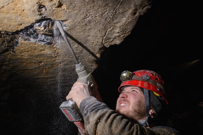 Paleontológ Andrej Čerňanský z UK zbíja do vápenca v jaskyni Štefanová, aby z horniny dostal kostru plaza pachypleurosaura. Foto - Juraj Šurka
