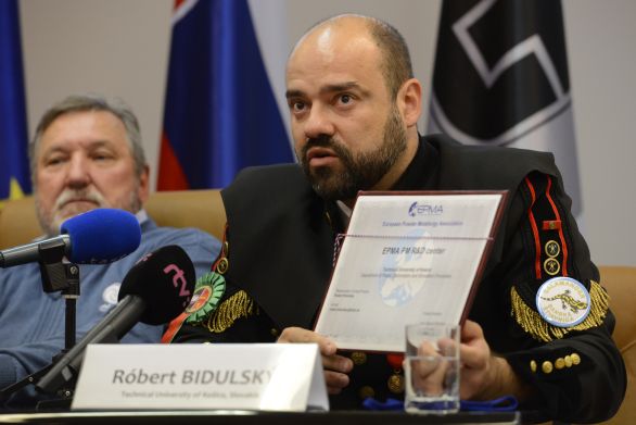 Róbert Bidulský s certifikátom EPMA. Foto – TASR