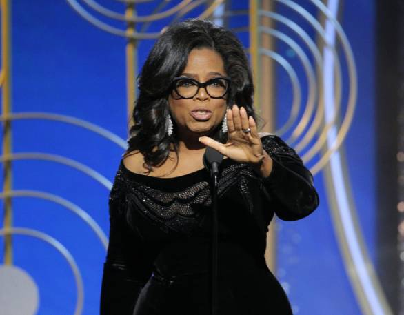 Oprah Winfrey pri preberaní Ceny Cecila B. DeMilla na Zlatých glóbusoch. Foto – AP