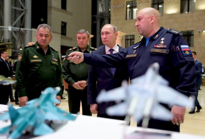 Ruský prezident Vladimir Putin s ministrom obrany a šéfom generálneho štábu ruskej armády. Foto – AP