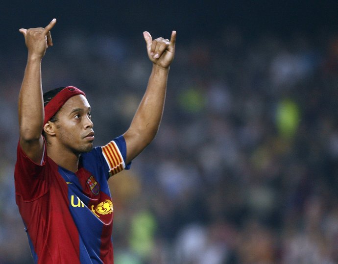 Ronaldinho v časoch, keď hrával za Barcelonu. Foto – archív TASR/AP
