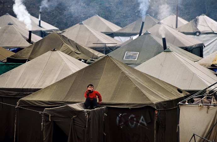 Kosovskí utečenci v tábore Stankovac v Macedónsku, 1999. Foto – Andrej Bán