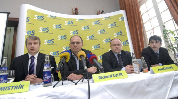 Robert Mistrík, prvý zľava, ako člen prípravného výboru SaS v roku 2009. Foto - TASR