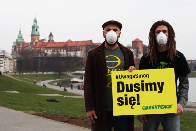 Dusíme sa, znela kampaň poľskej odnože Greenpeace, ktorá upozorňovala na smog v Krakove. Situácia sa v meste zlepšila. Foto - Flickr/Greenpeace Polska