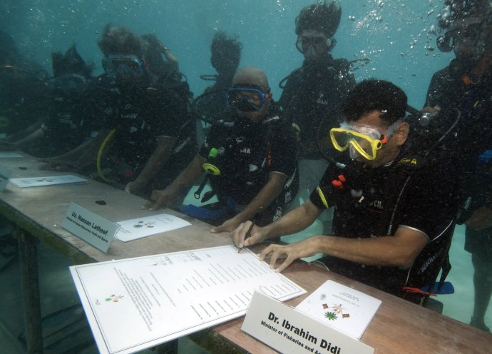 Vláda bývalého prezidenta Maldív rokovala v roku 2009 pod vodou, čím chcela upriamiť pozornosť na klimatickú zmenu. Foto - TASR/AP