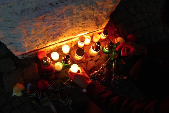 Sviečky za Kuciaka a jeho snúbenicu zapaľovali v Žiline. Foto - tasr