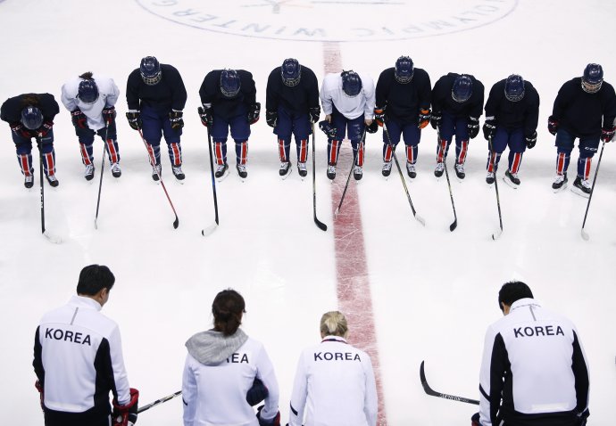 Hokejistky tímu Kórea sa úklonom zdravia s trénermi počas tréningu. Foto - tasr/ap