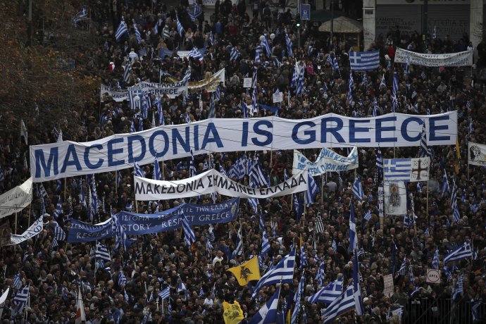 Asi 140-tisíc Grékov v nedeľu protestovalo proti rozhovorom o novom mene Macedónska. Foto – tasr/ap
