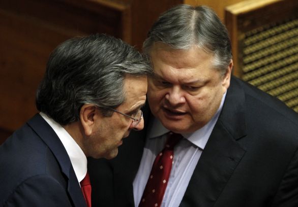 V roku 2012 bol Antonis Samaras (vľavo) premiérom a Evangelos Venizelos šéfom opozičnej strany PASOK. Dnes sú obaja rivali obvinení z korupcie od farmaceutickej firmy Novartis. Foto – TASR/AP
