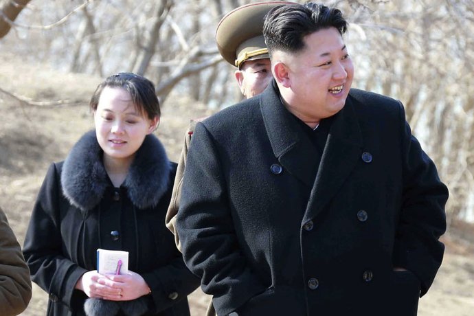 Kim Čong-un a Kim Jo-Čong (v pozadí) v roku 2015. Foto – TASR/AP