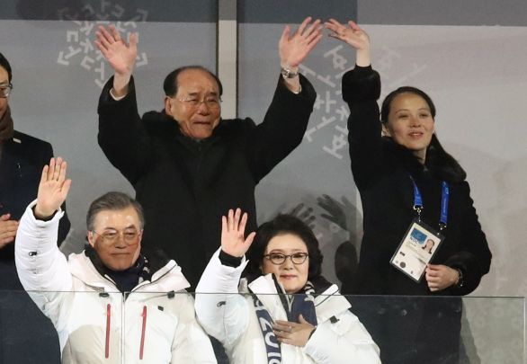 Juhokórejský prezident Mun Če-in (dole vľavo) s manželkou, za nimi vpravo Kim Jo-čong, sestra severokórejského diktátora Kim Čong-una. Foto – TASR/AP