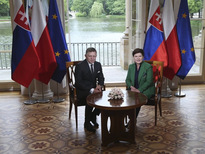 Slovenský premiér Robert Fico a s bývalou poľskou premiérkou Beatou Szydlovou. Foto - TASR