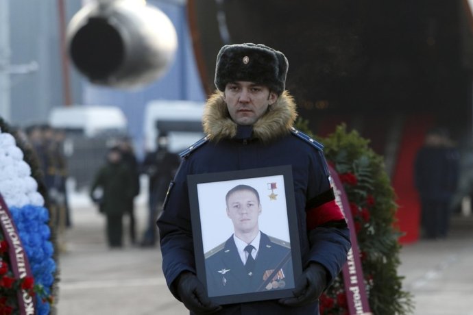 Ruský pilot Roman Filipov prišiel tento mesiac o život, keď mu zostrelili bojové lietadlo Su-25. Foto – TASR/AP