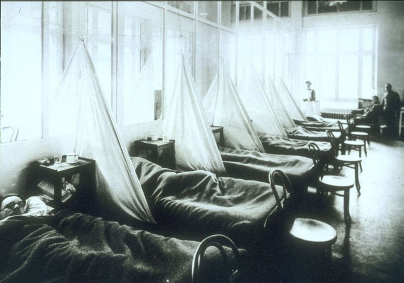 Americké jednotky choré na španielsku chrípku vo tábore vo francúzskom meste Aix-les-Bains. Zdroj - Wikimedia
