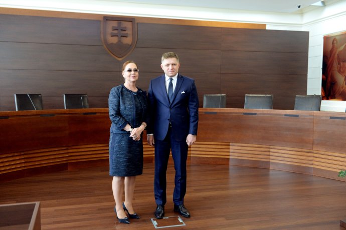 Súčasná predsedníčka Ústavného súdu Ivetta Macejková s predsedom Smeru Robertom Ficom. Foto – TASR