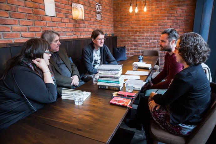 Porota, zľava: Miroslava Vallová, Zoltán Rédey, Derek Rebro, Patrik Oriešek a Lucia Molnár Satinská. Foto - Juraj Starovecký