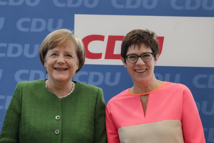 Nemecká kancelárka a líderka Kresťansko-demokratickej únie (CDU) Angela Merkelová (vľavo) a premiérka spolkovej krajiny Sársko Annegret Krampová-Karrenbauerová. Foto – TASR/AP