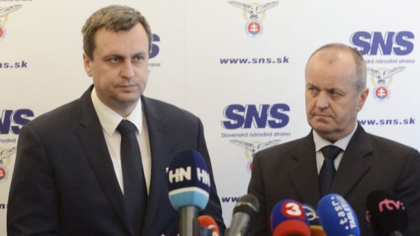 Predseda SNS Andrej Danko so svojim nominantom ministrom obrany Petrom Gajdošom.