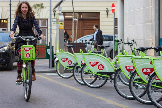 V Bratislave osadia nemecký sytém Next Bike pod značkou Slovnaftu. V Budapešti ho prevádzkuje majiteľ Slovnaftu Mol ako Bubi. Foto: Mol Bubi