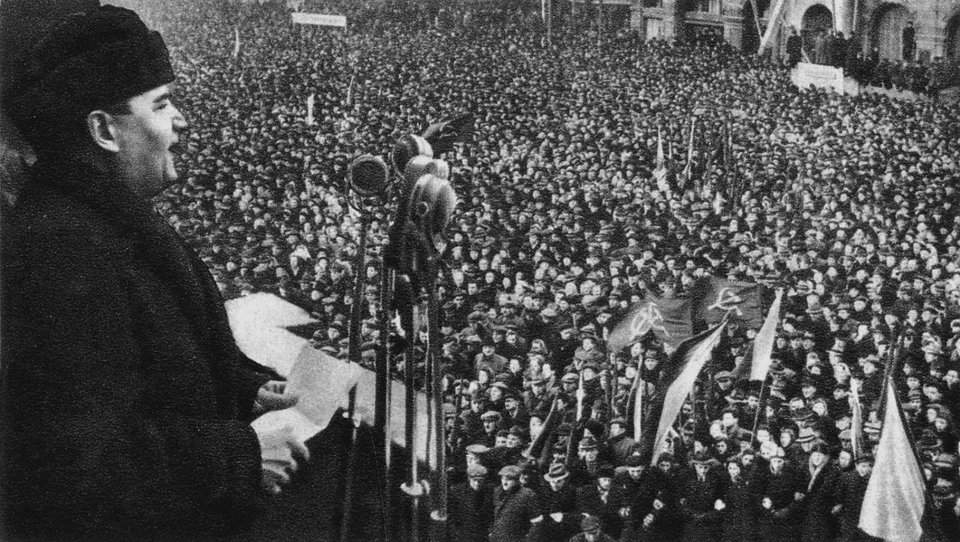 Klement Gottwald ohlasuje davom na Staromestskom námestí v Prahe, že komunisti prevzali moc v štáte. Foto – archív J. Michálka