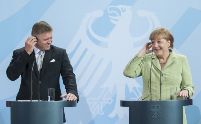 Robert Fico na svetovej pôde v čase, keď bol premiérom a stretol sa aj s nemeckou kancelárkou Angelou Merkelovou. Foto – TASR/AP