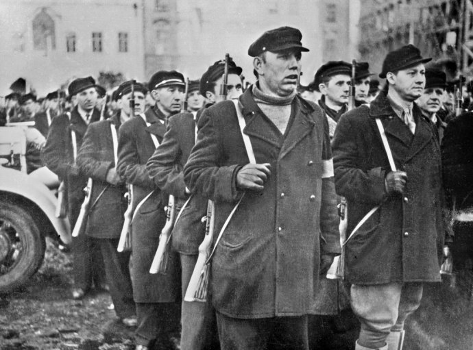 Robotnícke milície pri slávnostnej prehliadke na Staromestskom námestí v Prahe 28. februára 1948. Foto - TASR