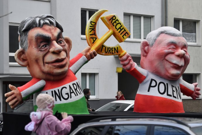 Figuríny poľského lídra Kaczyńského a jeho maďarského spojenca Viktora Orbána ozdobené nápisom „Pravé diktatúry“ na nemeckom karnevale. Ilustračné foto – AP