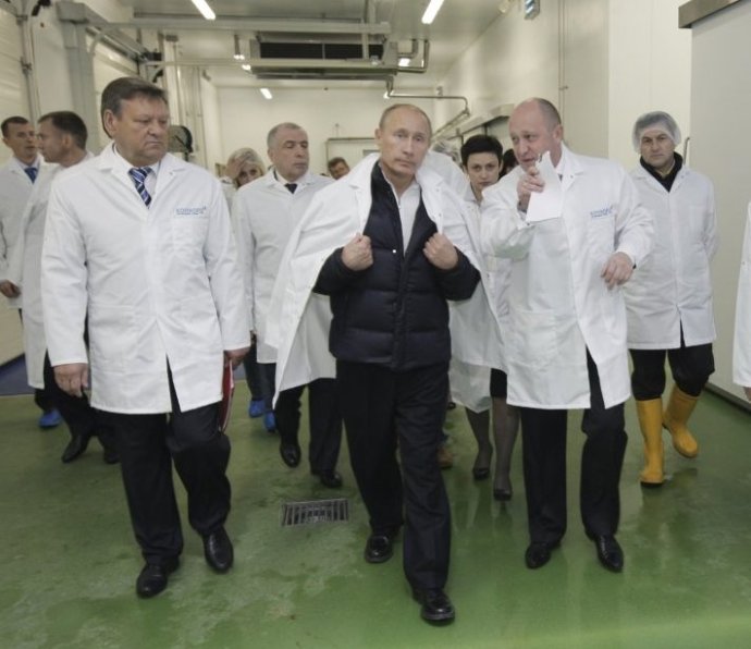 Jevgenij Prigožin (vpravo) sprevádza Putina po petrohradskej škole, ktorú zásoboval jedlom. Foto - AP