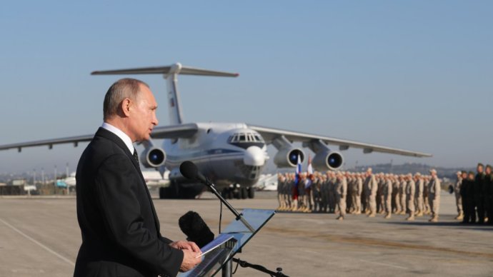 Ruský prezident na základni Chmejmím v Sýrii. Foto - AP