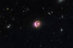 Kvazar RX J1131-1231 je na obrázku rozštiepený, vidíme ho preto až štyrikrát. Foto - NASA/CXC/Univ of Michigan/R.C.Reis et al; Optical: NASA/STScI