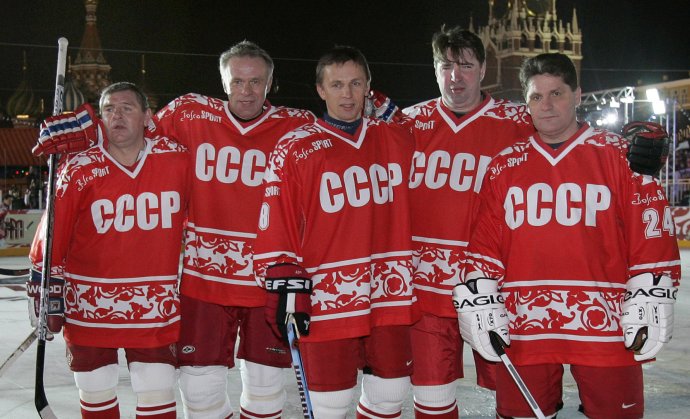 V roku 2006: bývalí sovietski hokejisti, zľava Vladimir Krutov, Vjačeslav Fetisov, Igor Larionov, Alexej Kasatonov a Sergej Makarov. Foto - tasr/ap