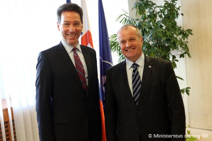 Minister obrany Peter Gajdoš (vpravo) ešte v januári písal veľvyslancovi Sterlingovi, že spolupráca s USA je pre Slovensko dôležitá. Foto - MOSR
