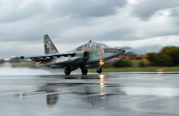 Ruské bojové lietadlo Su-25 na sýrskej základni. Foto - TASr/AP