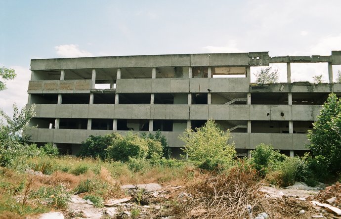 Zničená televízna budova v Novom Sade. Foto - Ján Púček