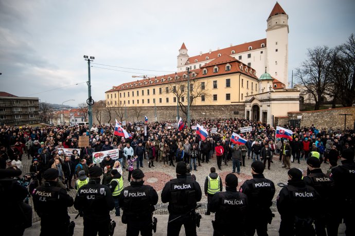 Po skončení piatkového pochodu v Bratislave sa niekoľko stoviek ľudí presunulo pred parlament. Foto N – Vladimír Šimíček
