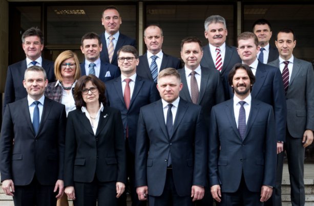 Spoločná fotografia ministrov tretej vlády Roberta Fica. Zdroj: www.dennikn.sk