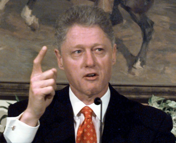 Nemal som žiaden sexuálny vzťah s touto ženou, hovoril Bill Clinton o afére s Monicou Lewinskou. Neskôr sa priznal a nechýbalo veľa k jeho odvolaniu. Foto – TASR/AP