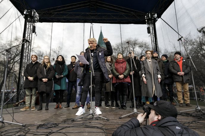 Herec Richard Stanke po vražde Jána Kuciaka vystupoval na protestoch Za slušné Slovensko. Foto – TASR