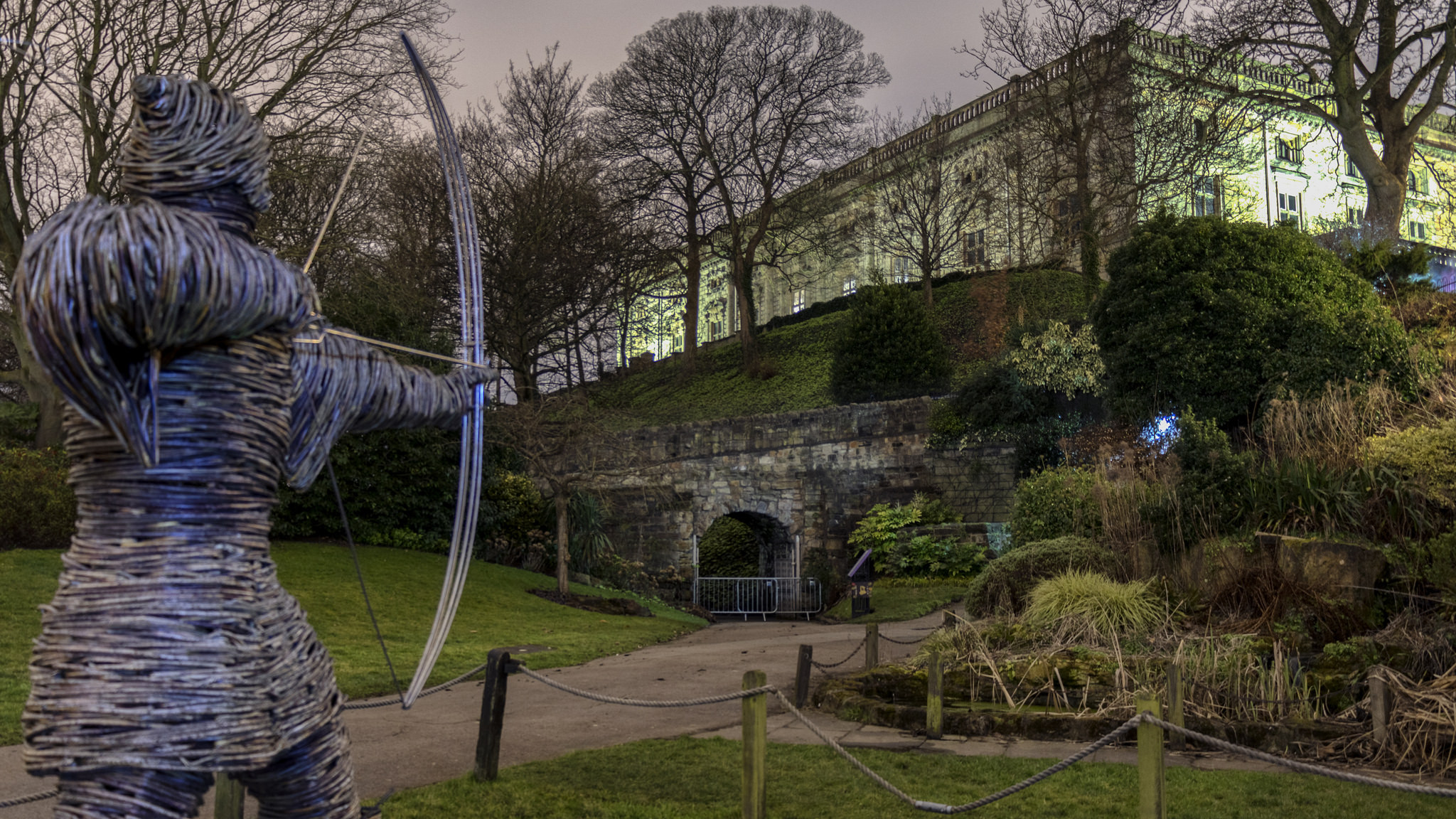 Údajný hrob Robina Hooda chcú zastavať, miestni sa búria proti priemyselnému parku