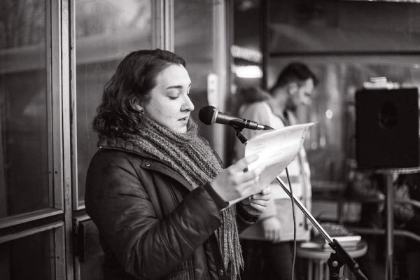 Prozaička Soňa Uriková na proteste: Som všetko, čo si naši vládni predstavitelia nedokážu predstaviť