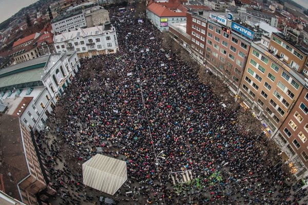 Protesty Za slušné Slovensko prilákali vyše 100 000 ľudí. Zdroj – www.sme.sk