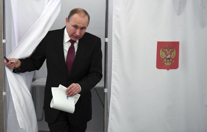 Vladimir Putin a jeho štvrté víťazné voľby. Foto - TASR/AP