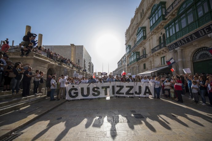 Pochod za uctenie pamiatky maltskej investigatívnej novinárky Daphne Caruanovej Galiziovej na Malte v októbri 2017. Foto – TASR/AP