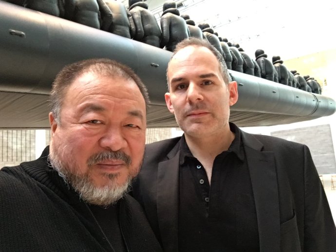 Rob Cameron (vpravo) s čínskym umelcom Aj Wej-wejom. Zdroj – archív R. C.