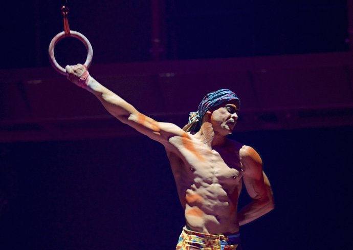 Akrobat Yann Arnaud na archívnej snímke z vystúpenia svetoznámeho kanadského Cirque du Soleil. Arnaud zomrel v nedeľu 18. marca 2018 po páde na scéne v Spojených štátoch amerických. Foto – TASR/AP