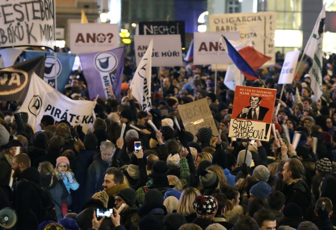 Demonštranti v Prahe. Foto – TASR/AP