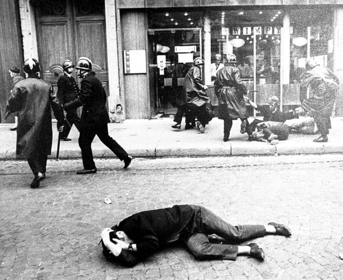 Demonštrant leží na zemi počas zrážok s políciou v Paríži v máji 1968. Foto – TASR/AP